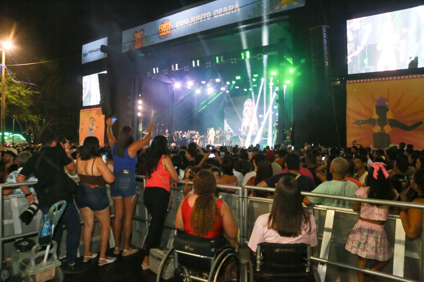 público na frente do palco